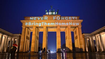 Nahostkonflikt: Brandenburger Tor leuchtet orange – Berlin gedenkt Geiseln