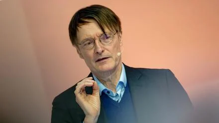 „Krebsrisiko steigt schon mit dem ersten Glas“: Gesundheitsminister Lauterbach warnt vor Alkoholkosum