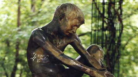 Polizei startet Öffentlichkeitsfahndung: Bronze-Skulptur aus Berliner Park geklaut