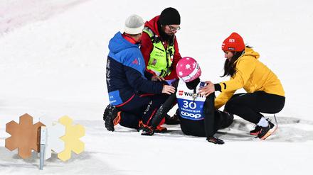 Nordische Ski-WM: Schwere Knieverletzung: WM für Skispringerin Görlich vorbei