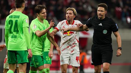Fu&szlig;ball-Debatte: Hasenh&uuml;ttl-Vorschlag: Bei Handspiel weiterlaufen lassen