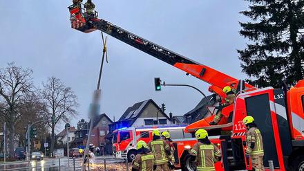 Auto kracht in Berlin-Staaken in Straßenbeleuchtung: Feuerwehr muss Laterne mit Trennschleifer entfernen
