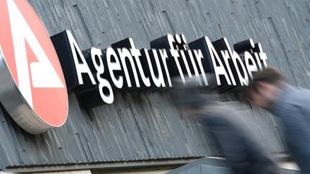 Keine Frühjahrsbelebung absehbar: Zahl der Arbeitslosen bleibt im Februar knapp unter drei Millionen