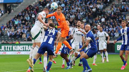 Die Berliner unterliegen dem FC Schalke mit 1:2: Hertha BSC taumelt der Dritten Liga entgegen
