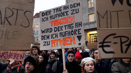 Aktion gegen Clubsterben in Berlin geht weiter: Grabstein vor ehemaligem Club „Griessmühle“ aufgestellt