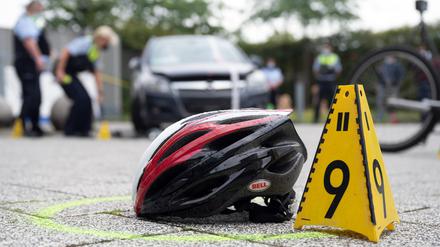 Abbiege-Unfall in Berlin-Rahnsdorf: Radfahrer von 90-jähriger Autofahrerin übersehen und angefahren