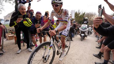 Radsport: Trotz Sturz: Pogacar gewinnt Schotterrennen Strade Bianche