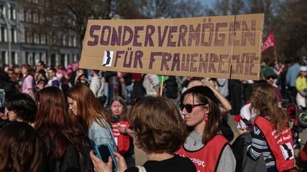 Ein Polizist bei Ausschreitungen verletzt: Tausende demonstrieren am Frauentag in Berlin
