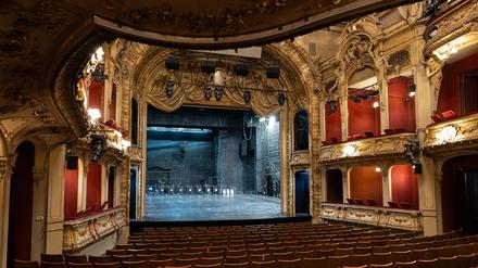 Ständige Verfügbarkeit und Kontrolle: Mütter berichten über Schikane am Berliner Ensemble