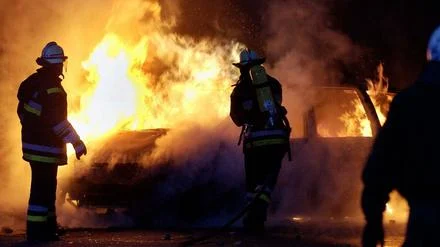 Verdacht auf Brandstiftung: Geparkter VW brennt in Berlin-Staaken ab