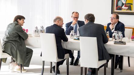 „Ich suche mir immer den Platz links außen“: SPD-Chefin Esken äußert sich zu Gerüchten nach einem Sondierungsfoto