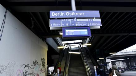 Am S-Bahnhof Ostkreuz: Mann schnippt in Berlin Zigarette auf Kinder und beschimpft sie rassistisch