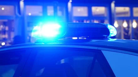 Mitarbeiter mit Schusswaffe bedroht: Raubüberfall auf Supermarkt in Tempelhof-Schöneberg