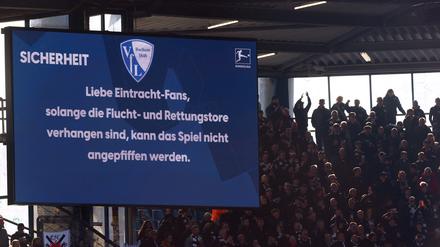 50 Minuten Verzögerung wegen Zaunfahnen: Eintracht Frankfurt gewinnt 3:1 beim VfL Bochum