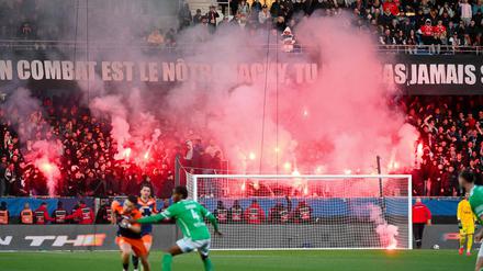 Internationaler Fu&szlig;ball: Pyro und fliegende Sitzschalen: Spielabbruch in Frankreich