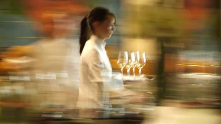 Entscheidung fällt im Juni: Studie hält Mindestlohn-Erhöhung auf 15 Euro schon vor 2026 für geboten