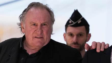 „Alle Anschuldigungen sind gelogen“: Verteidigung beantragt Annullierung des Belästigungs-Prozesses gegen Filmstar Depardieu
