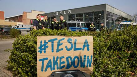 Protest gegen Autokonzern: Farbattacke in Blau auf Tesla-Gesch&auml;ft in Berlin
