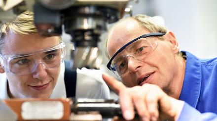 Kooperationsmanager ebnen Weg in duale Ausbildung: Elftes Pflichtschuljahr soll in Berlin mehr als Unterricht bieten