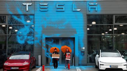 Farbattacke auf Tesla-Center in Berlin-Reinickendorf: Aktivisten der „Neuen Generation“ protestieren gegen Elon Musk