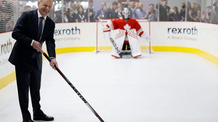 Weltgrößte Industrieschau: Scholz spielt Eishockey auf Hannover Messe