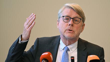 „Aus alten Denkschemata befreien“: Bamf-Chef hält individuelles Asylrecht für falsch