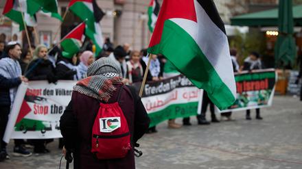 Verbotene Parolen gerufen: Festnahme nach Pro-Palästina-Demonstration nahe Israels Botschaft in Berlin