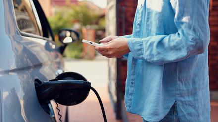 Elektroautos werden beliebter: Schienenverkehr kommt bei Deutschen schlecht weg