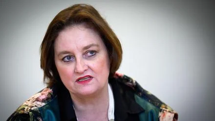 Demo vor Gebäude der Senatsverwaltungen: Berliner Gesundheits- und Sozialsenatorin erhalten Negativpreis für Kürzungen