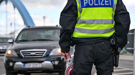 Stationäre Grenzkontrollen: Bundespolizei vollstreckt drei Haftbefehle an der Grenze