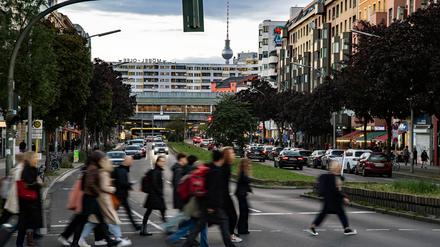 Große Studie zum Berliner Verkehr: Das Auto bleibt immer öfter stehen, zu Fuß gehen boomt