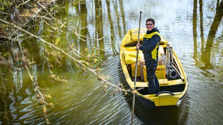 Kurioser Arbeitsplatz: Die Libelle fährt mit: Postbotin wieder mit Kahn unterwegs
