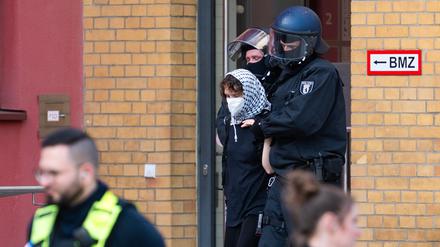 Erneute Besetzung an der Berliner HU: Polizei räumt Hörsaal – Dutzende Anzeigen gegen Palästina-Aktivisten