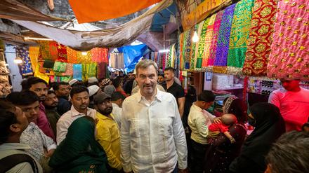 Indien-Reise abgebrochen: Söder: Infekt wohl bei „Wasserberührung“ in Slum geholt