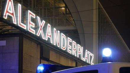 Fünf Festnahmen nach versuchtem Raub: Junge Männer nahe Berliner Alexanderplatz mit Messer und Pfefferspray verletzt
