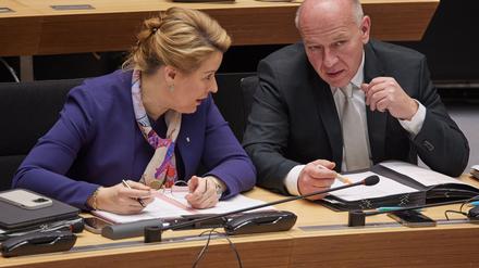 Politische Stimmung: Umfrage: Zustimmung zu CDU und SPD sackt ab