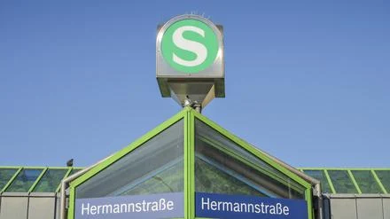 Frau beißt und schlägt um sich: 54-Jährige attackiert am Bahnhof Hermannstraße in Berlin mehrere Menschen