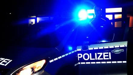 Am Ostkreuz in Friedrichshain: 23-J&auml;hriger sticht Mann mit abgebrochener Flasche vor Berliner Sp&auml;ti in den R&uuml;cken