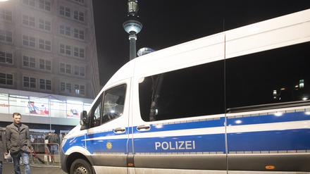 Schraubenzieher als mutmaßliche Tatwaffe: 24-Jähriger offenbar von Gruppe am Alexanderplatz attackiert