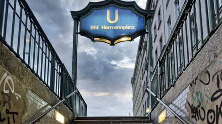 Hautabschürfungen und Bisswunden: 18-Jähriger klaut am Hermannplatz, beißt Opfer und sticht zu