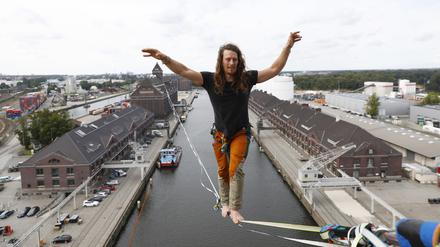 Beim Slacklining kommt es auf die Balance an: An der schmalen Leine