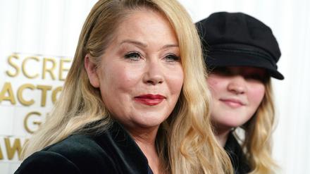 Leute: Christina Applegate weint in Podcast um ihren toten Vater