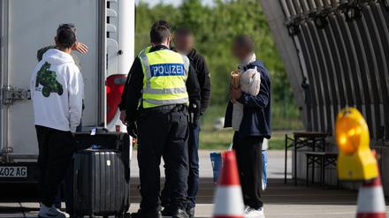 Migrationspolitik: Verstärkte Grenzkontrollen laufen an - Kritik von Nachbarn