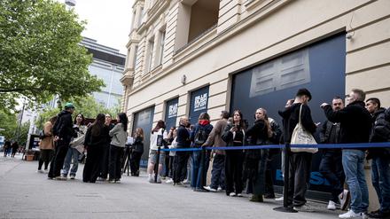 &bdquo;Bester Fangirl-Moment&ldquo;: Billie Eilish trifft und umarmt Fans am Berliner Kudamm