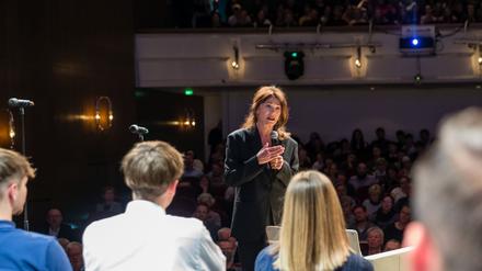 Buch gegen Extremismus: Schüler veröffentlichen Buch - Iris Berben unterstützt