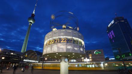 Mann erleidet lebensgefährliche Kopfverletzung: 59-Jähriger vor Hotel am Alexanderplatz niedergeschlagen