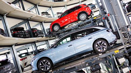 Klimavorgaben der EU: Autobauer bekommen mehr Zeit, die Emissionen ihrer Flotten zu senken