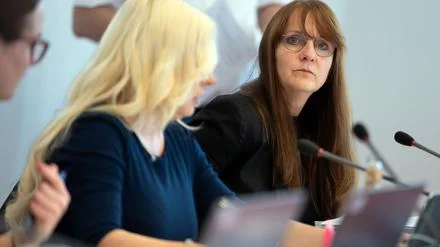 Einstufung der AfD: Verfassungsschutz-Debatte: Ministerin steht in der Kritik