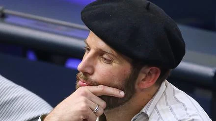 Mit Baskenmütze im Bundestag: Linken-Politiker scheitert mit Einspruch gegen Bundestag-Rauswurf