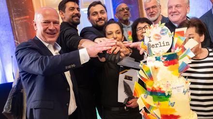 Gegen Queerfeindlichkeit in Berlin: Kai Wegner schneidet Regenbogentorte im Roten Rathaus an